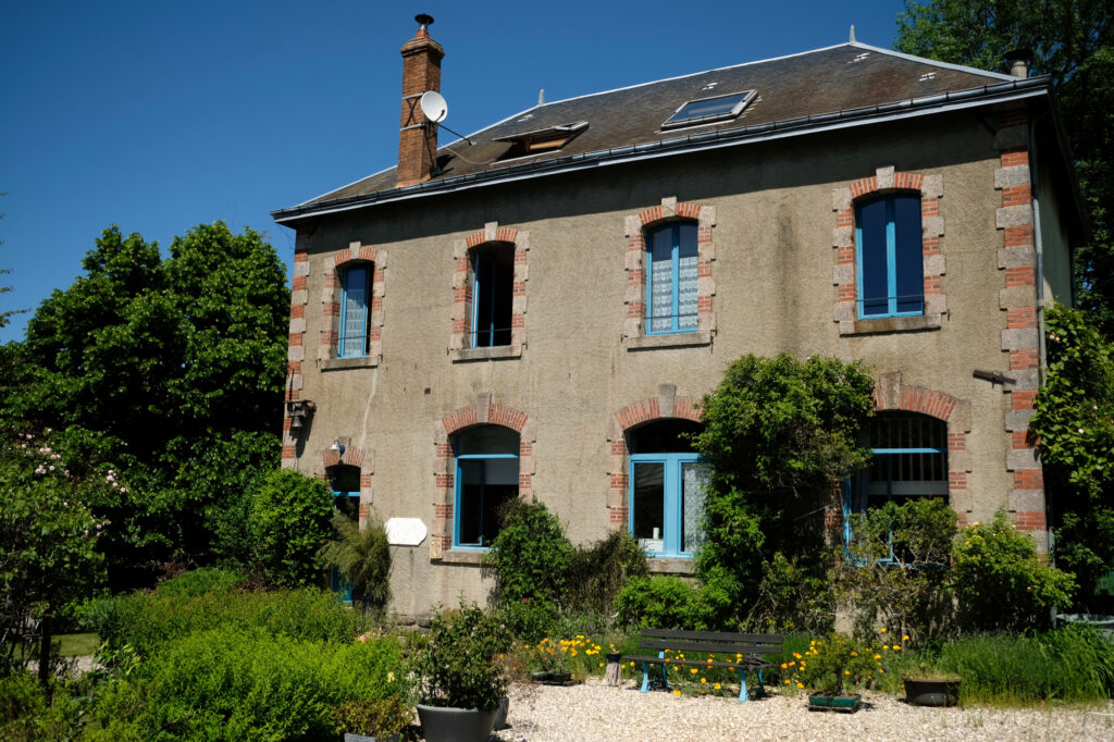 Achterkant van het huis met prachtige, stenen kozijnen en crepie.
