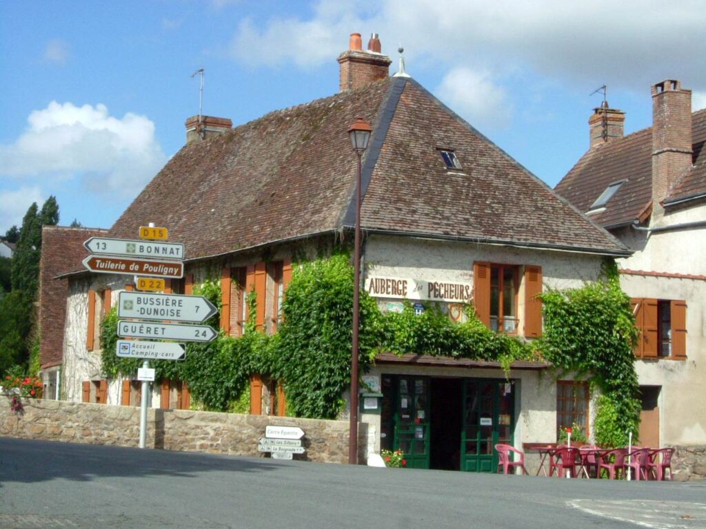Gevel van restaurant Auberge des Pecheurs in La Celle-Dunoise