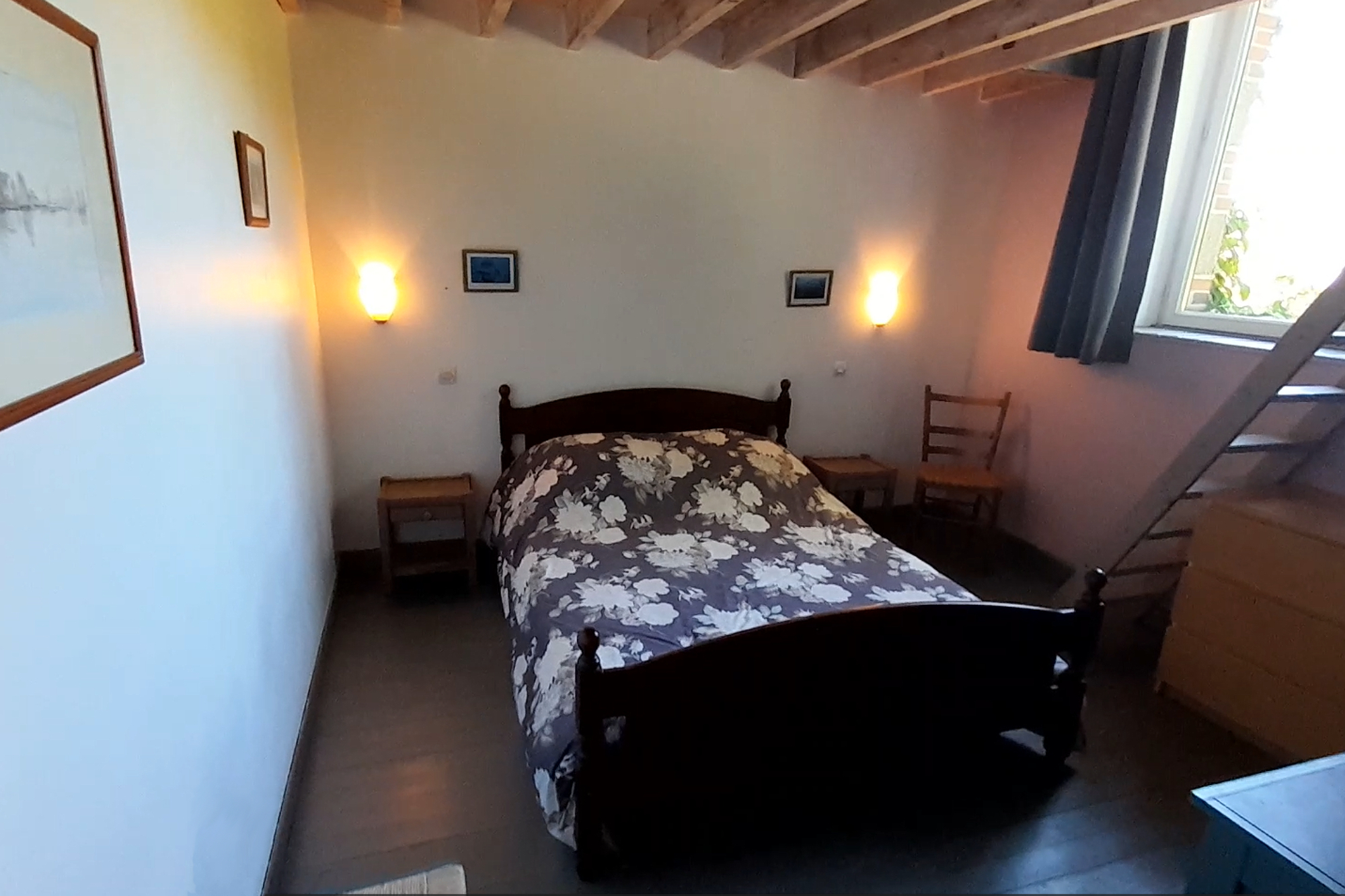 Slappkamer van de bed and breakfast met een houten balkenplafond