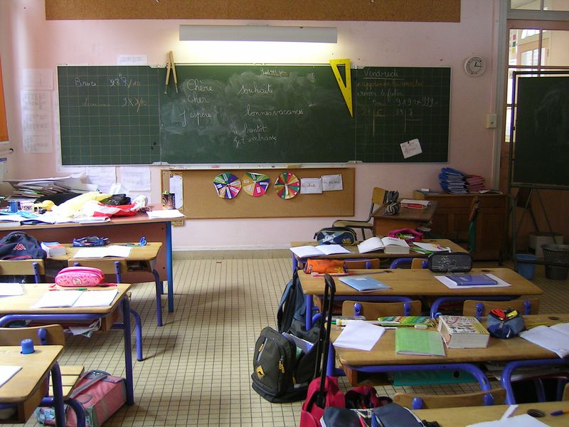 Klaslokaal in Franse school met Franse woorden op het schoolbord.